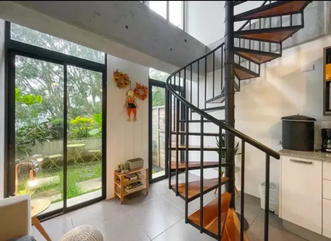 APARTAMENTO TIPO LOFT CON JARDÍN AMUEBLADO EN VENTA ZONA 10