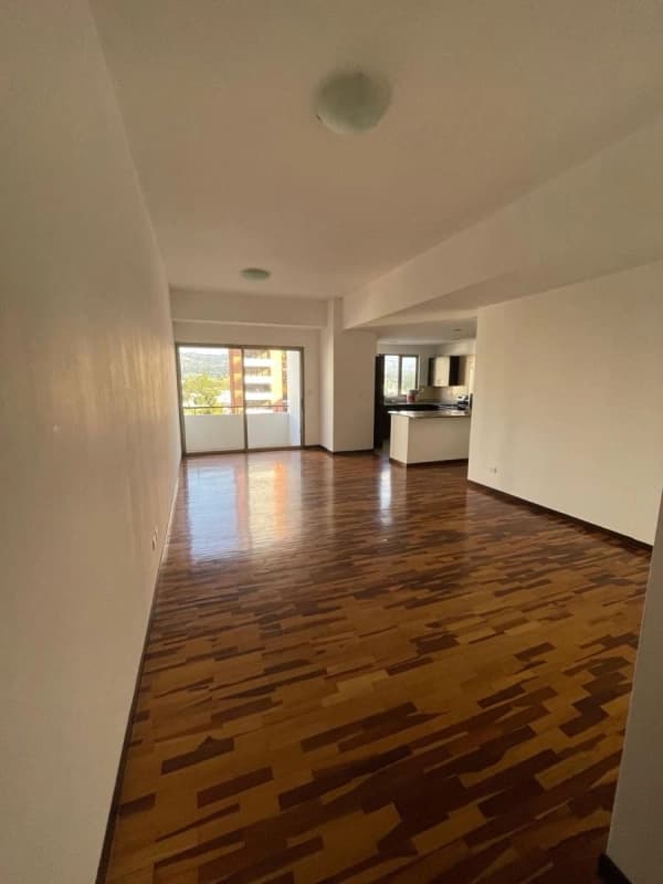 Apartamento en renta en edificio Torre Quattro, zona 14