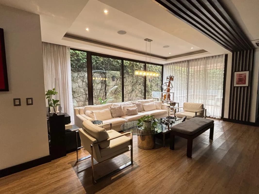 Moderno y amplio apartamento de 2 niveles, 4 hab. con jardín y 3 parqueos en Venta