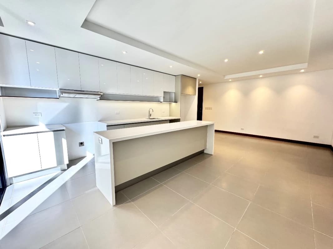 Apartamento de 3 dormitorios + cuarto de servicio en venta en zona 13