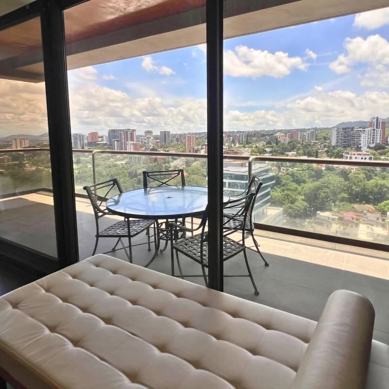 Penthouse de dos niveles con vista panorámica en Edificio Veinti4, Zona 10