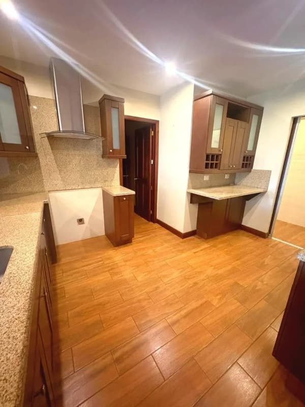 APARTAMENTO EN ALQUILER - 📍Edificio Milenia, zona 10 Viva en un entorno rodeado de áreas verdes con una ubicación privilegiada.