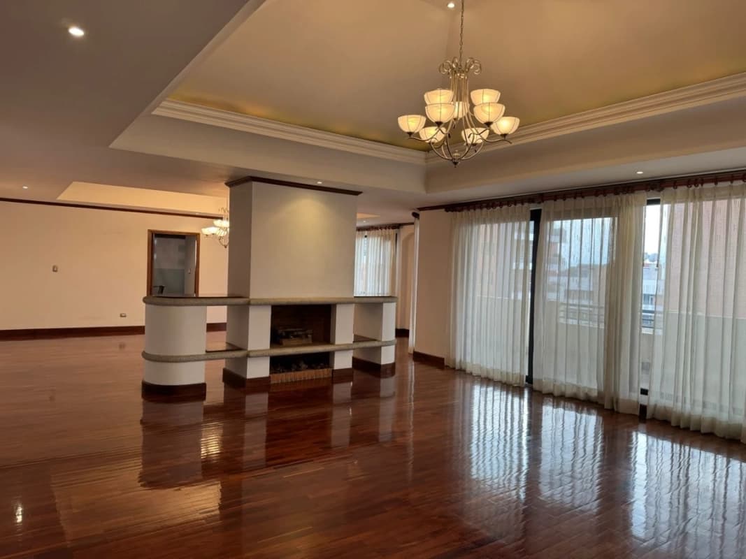 Apartamento PH en venta Zona 10 a una cuadra de La Estación (20)
