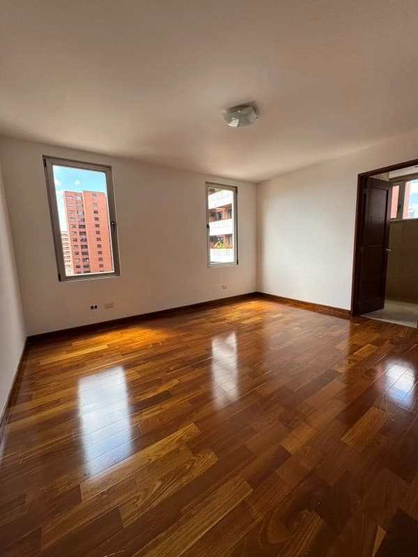 Lindo y amplio apartamento en edificio Aria, zona 10