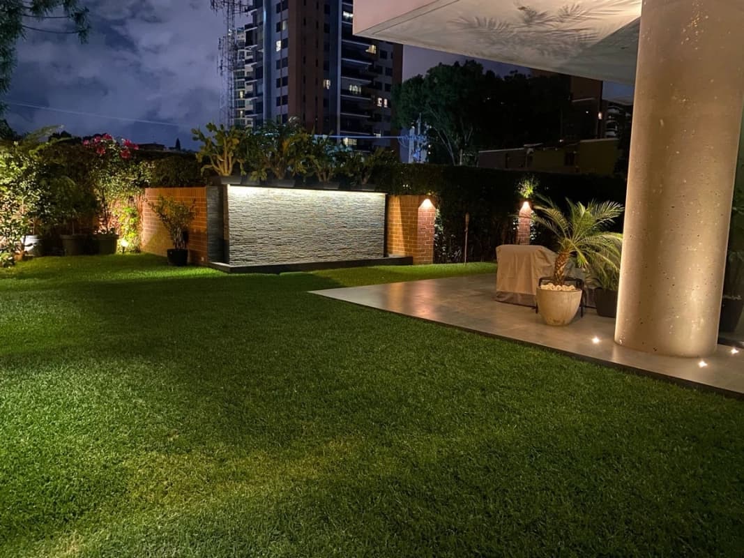 Apartamento Exclusivo con Jardín Privado en Venta , Zona 14