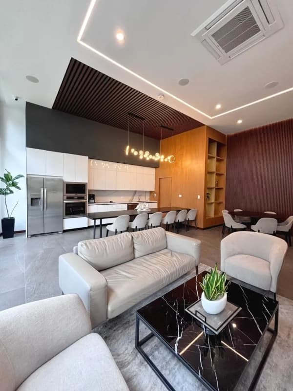 APARTAMENTO SEMIAMUEBLADO EN ALQUILER📍 Reserva 5ta Avenida, Zona 14 Vive en el corazón de la Zona 14, en un apartamento que combina lujo, amplitud y un diseño contemporáneo