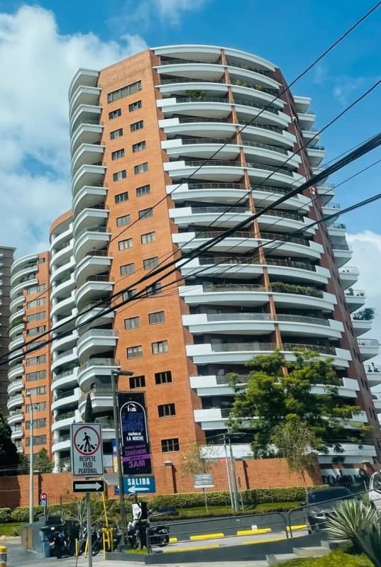 ALQUILER DE APARTAMENTO EN ZONA 14 TADEUS 3 DORMITORIOS Y 4 PARQUEOS
