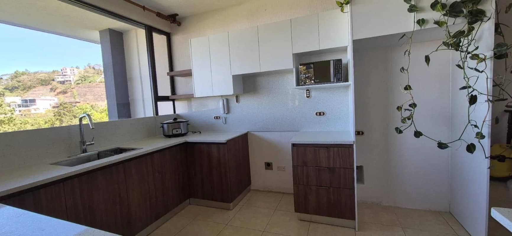 RENTO APTO CON O SIN MUEBLES KM.10 CES MONTEBELLO REF.6905 *210M2, 3 HAB, 3 BAÑOS, TERRAZA, 2 PARQUEOS, $1540 NEG*