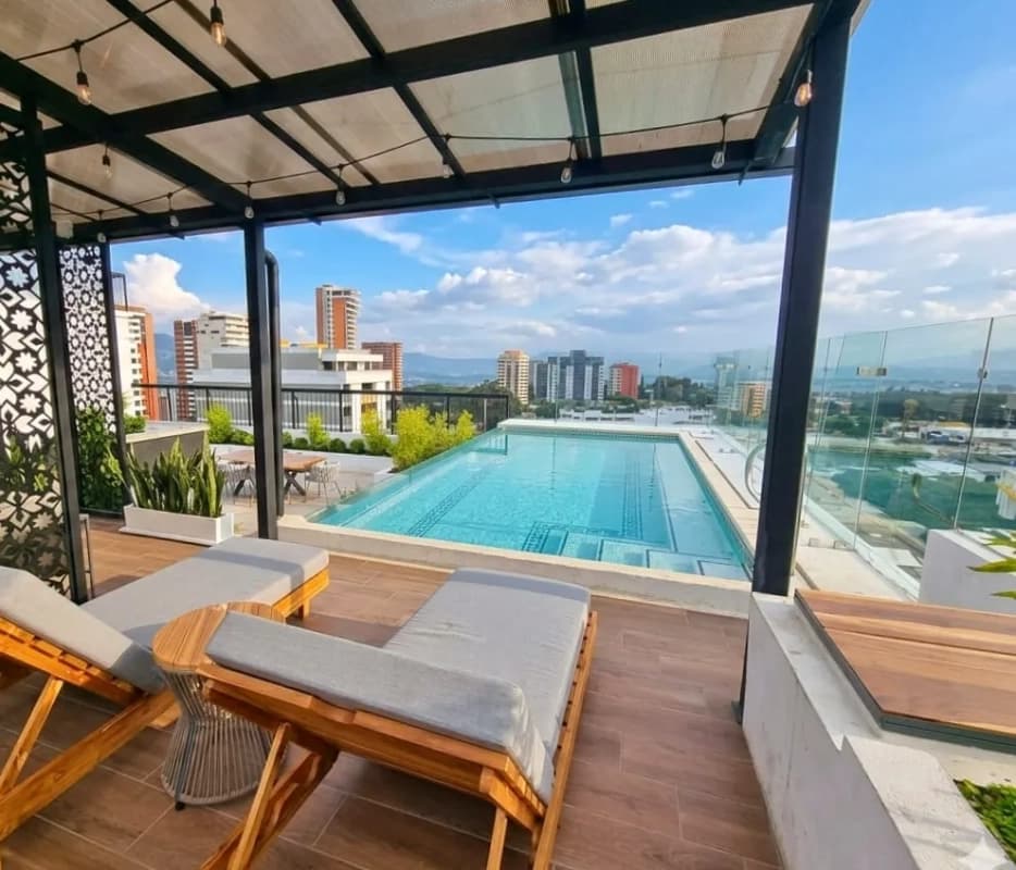 APARTAMENTO EN ALQUILER📍Edificio Roselló, Zona 13 Disfruta de tardes relajantes en su amplio balcón