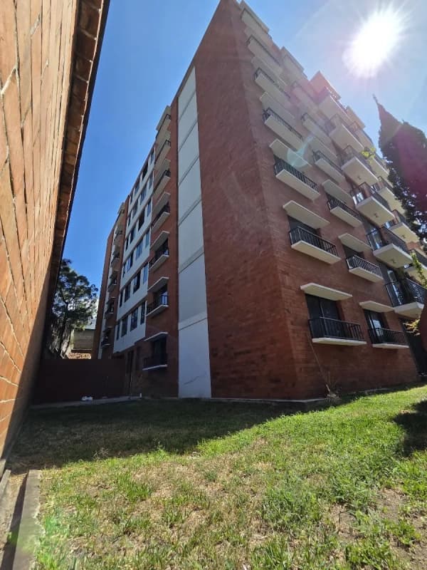 Amplio apartamento en renta en Balcones de Las Charcas, zona 11