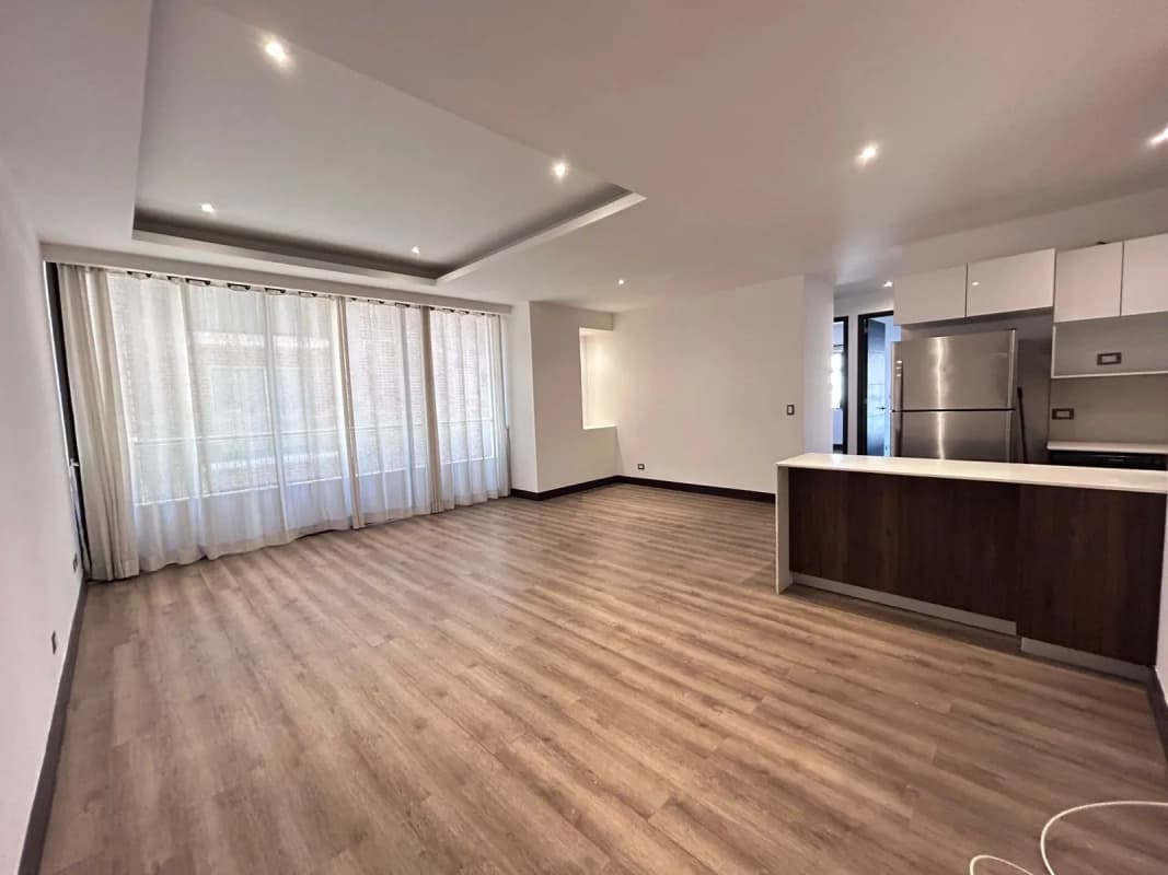 Amplio apartamento en venta de 2 hab en zona 10