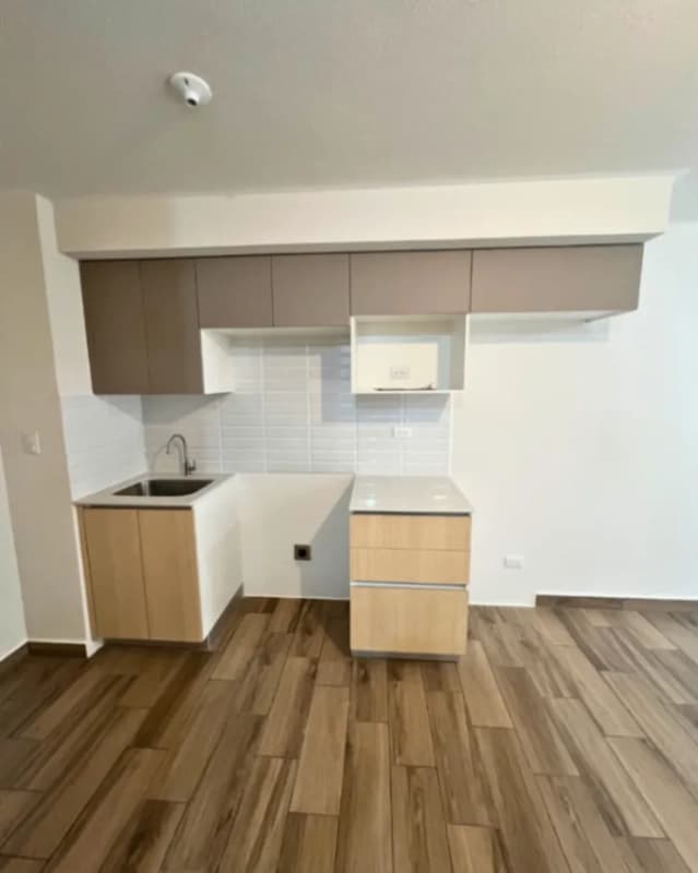 APARTAMENTO EN VENTA ZONA 16 -LARES-  EN PRIMER NIVEL CON JARDÍN Y BODEGA