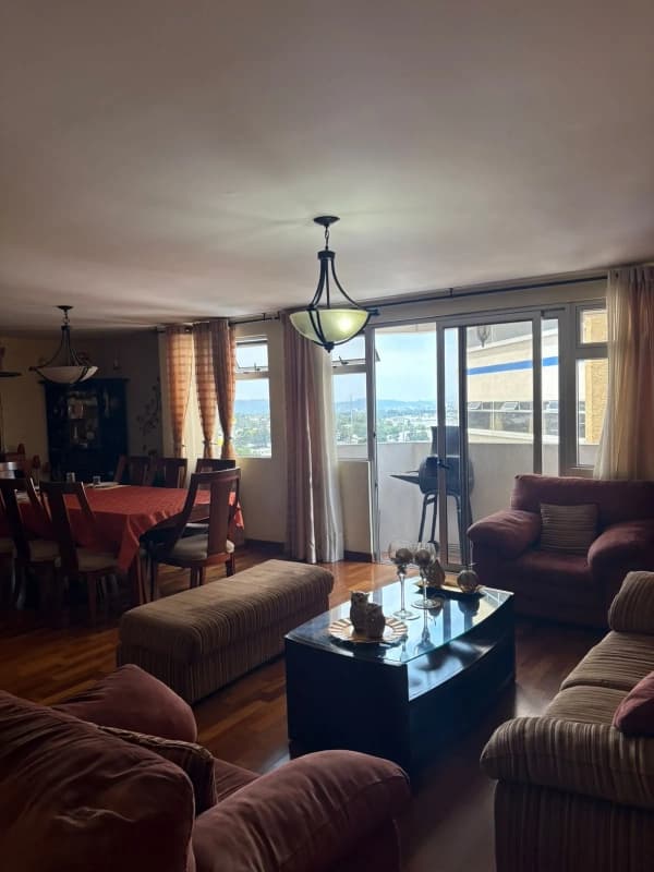 Amplio apartamento en venta, Las Gemas Zona 11