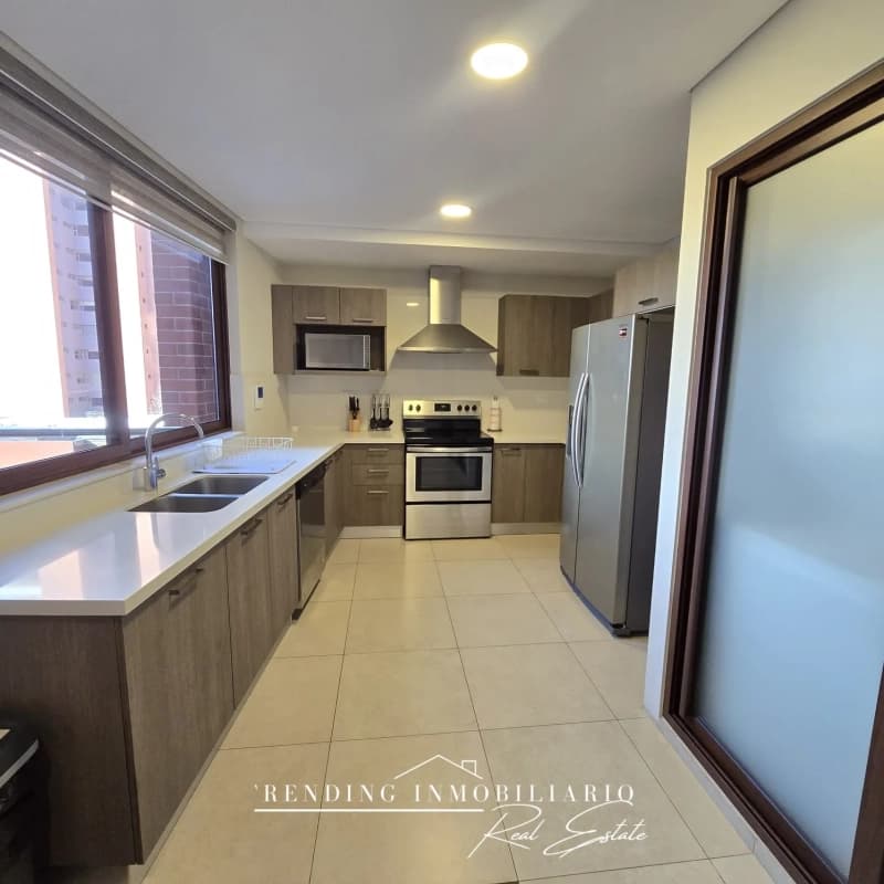 Apartamento en renta zona 14 edificio Santa Inés amueblado de 2 habitaciones + 2 parqueos
