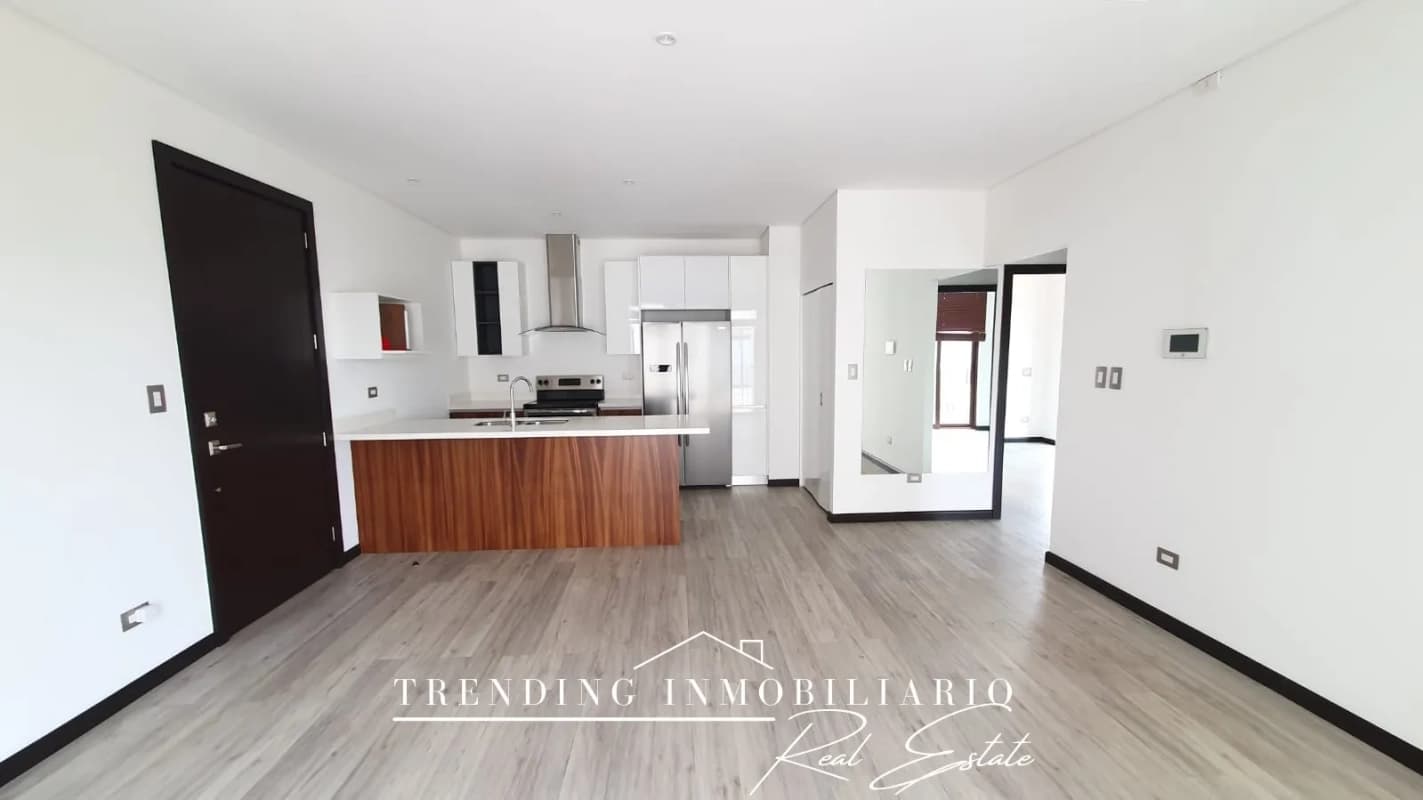 Apartamento en renta zona 16 edificio Lirios de Cayalá de 2 habitaciones + 2 parqueos
