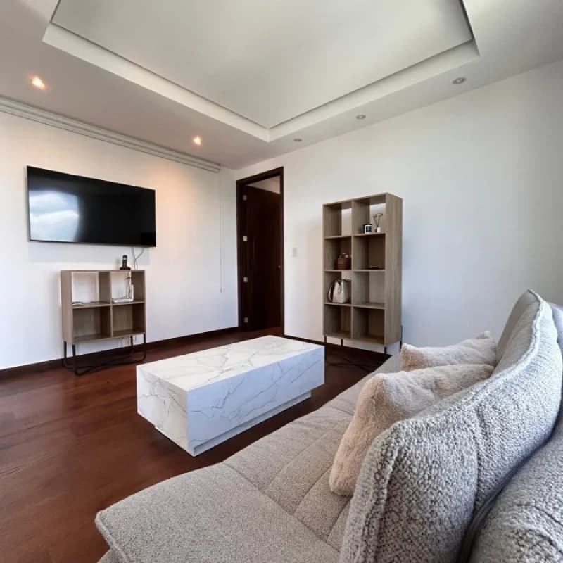 Renta de moderno y amplio apartamento amueblado en zona 10