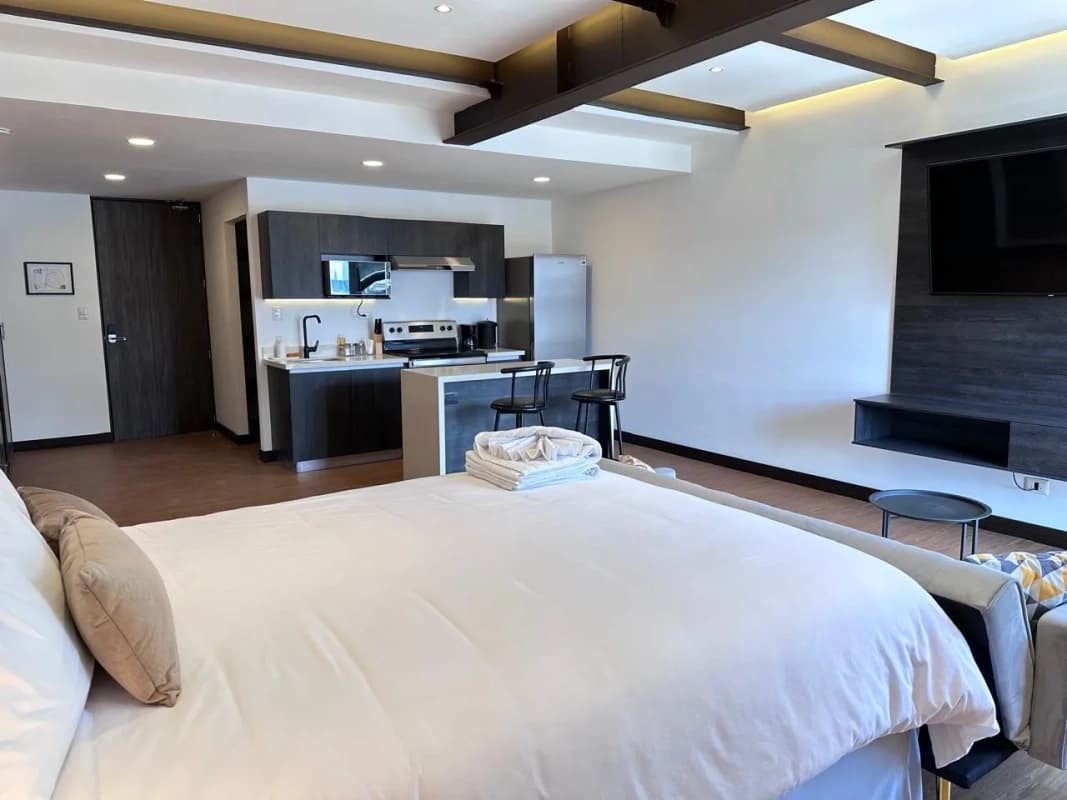 APARTAMENTO EN ALQUILER TIPO EFFICIENCY EN ZONA 10 NIVEL ALTO