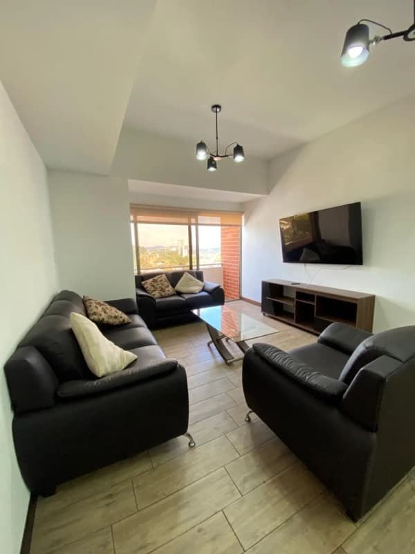 Apartamento en Alquiler | Edificio Casalini | Zona 10 Diagonal 6 | Semi-Amueblado · Nivel alto · 3 habitaciones
