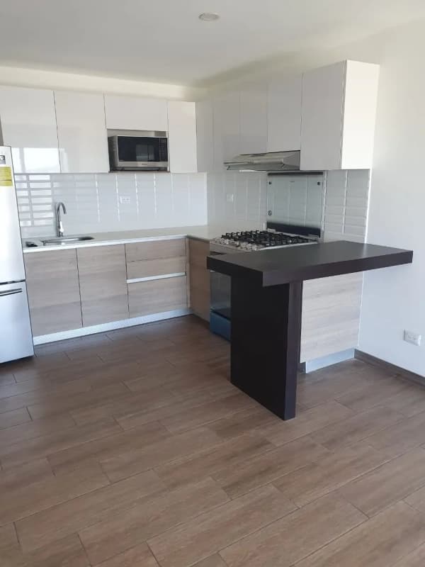 Alquilo apartamento en zona 12, Vistares.  Tres dormitorios
