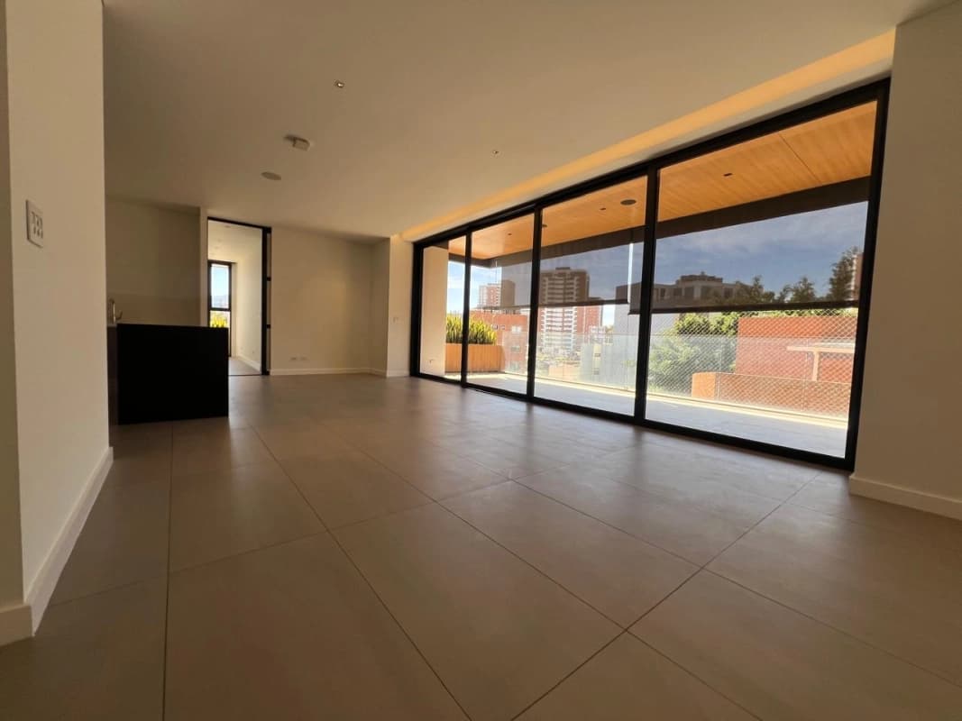APARTAMENTO EN RENTA MARANTA OAKLAND ZONA 10, 3 DORMITORIOS + SERVICIO 232 MTS2 $2,800