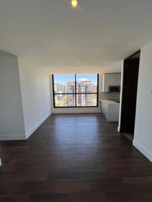 Apartamento en Renta | Edificio Roselló | Zona 13 | 3 habitaciones · Vista al aeropuerto