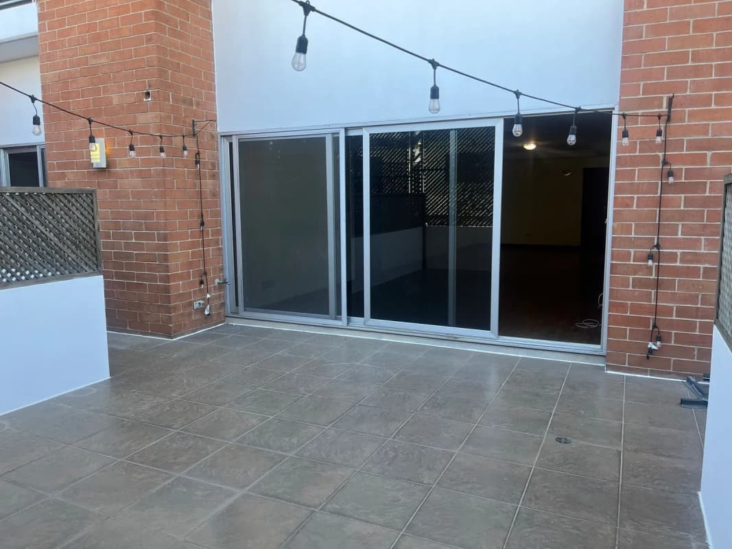 ZONA 10, ALQUILO APARTAMENTO CON TERRAZA