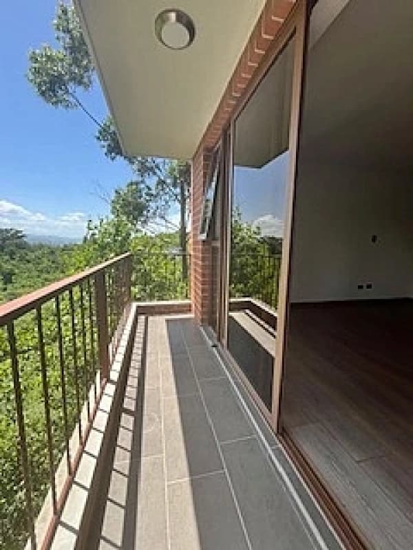 Zona 16 alquilo amplio apartamento cerca colegio Interamericano