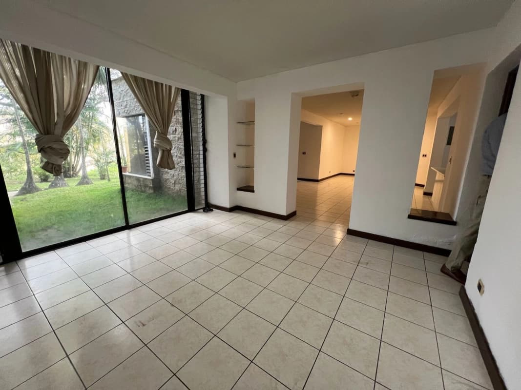 Rento amplio apartamento en zona 15