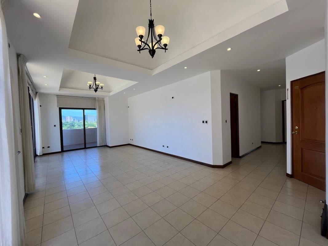 ALQUILO APARTAMENTO CON AMPLIO BALCÓN Y 3 HABS. en zona 15.
