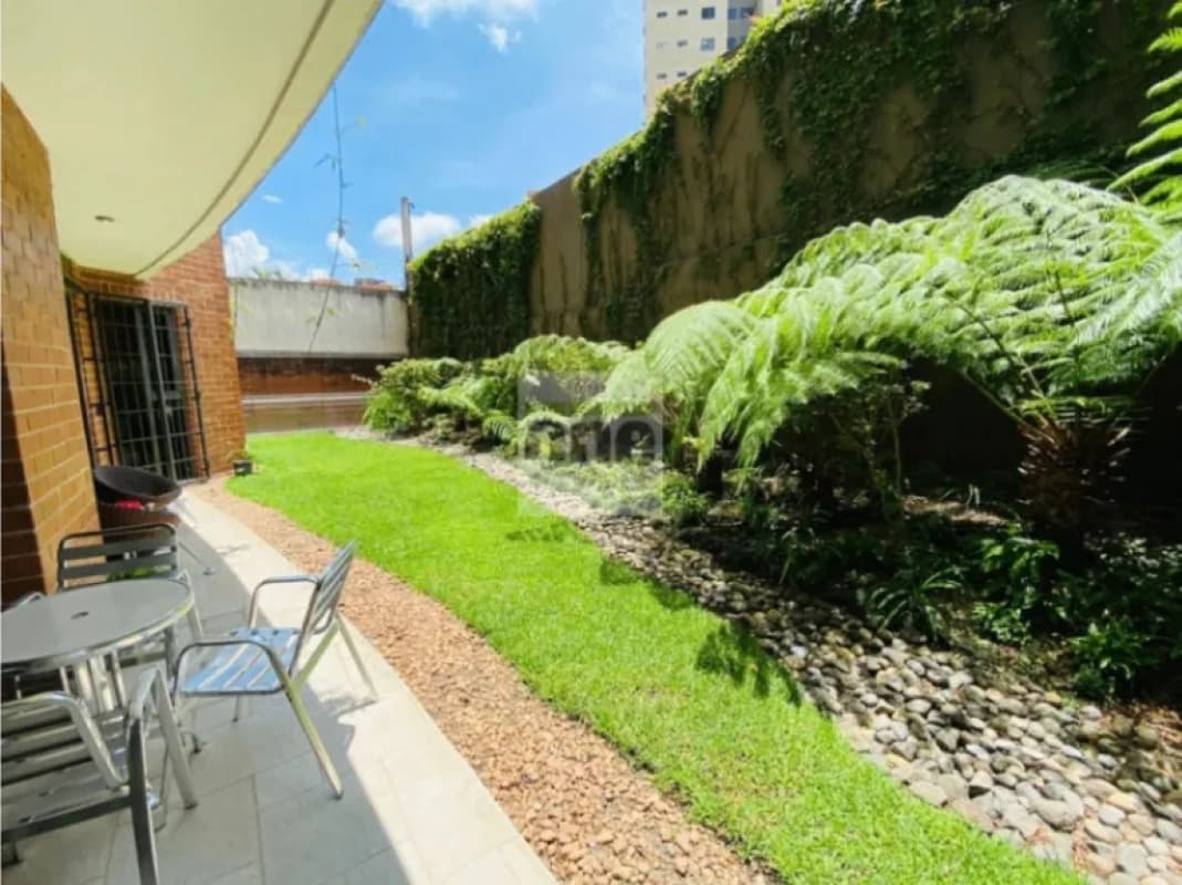 Hermoso apartamento de 367 mts. con jardín en zona 14