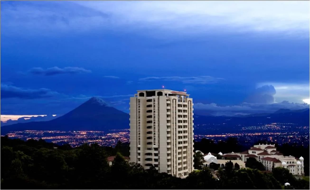 📍 APTO EN VENTA – 3 HAB + SALA FAM | EDIFICIO TORRE REAL | CAES KM 9