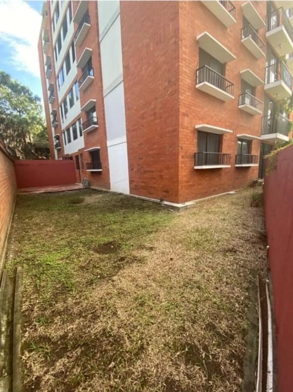 Apartamento en alquiler zona 11 Las Charcas con jardin