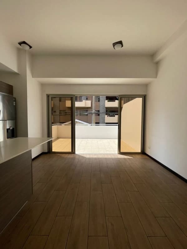 Renta 1 habitación con terraza zona 10 Cerca de la Estación
