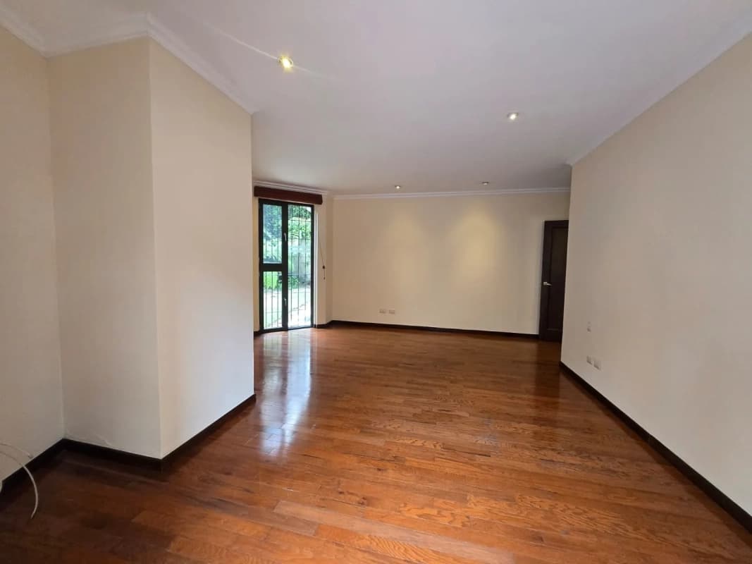 En renta apartamento en primer nivel, zona 14