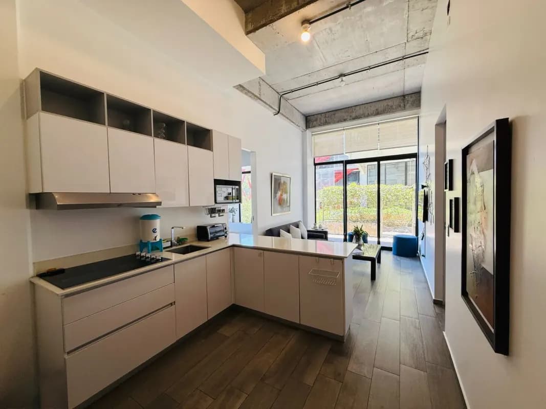VENTA DE MODERNO APARTAMENTO DE PRIMER NIVEL - SHIFT CAYALÁ, ZONA 16