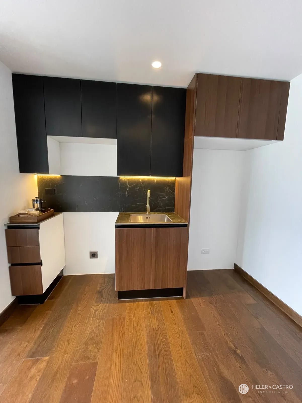 Comodo y moderno apartamento — Apartamento en Alquiler en Atarah, Zona 10, Guatemala, Ciudad — foto 1 de 11