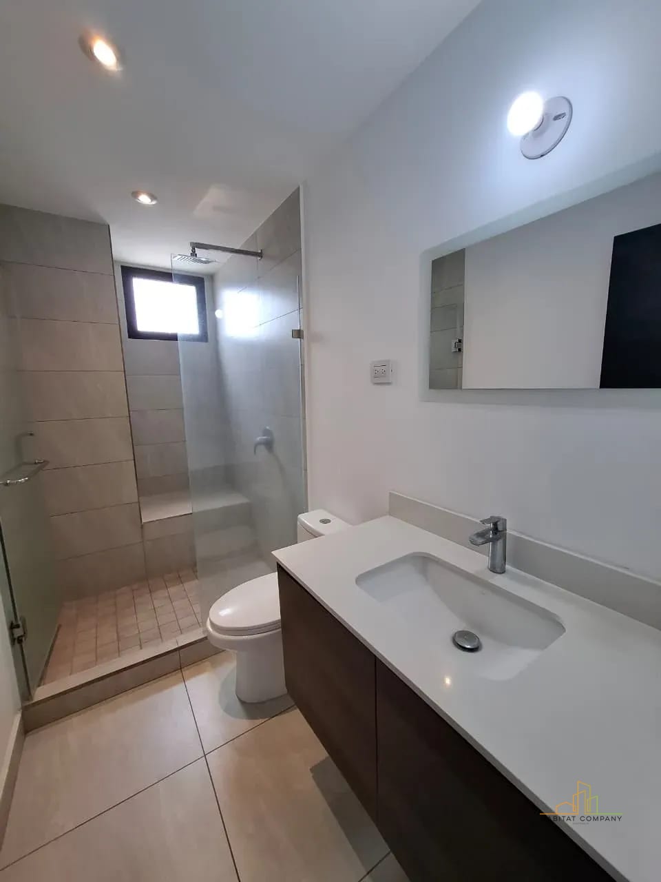Baño — Apartamentos en venta zona 10- Edificio IQ10- — Apartamento en Venta en IQ10, Zona 10, Guatemala, Ciudad — foto 3 de 4