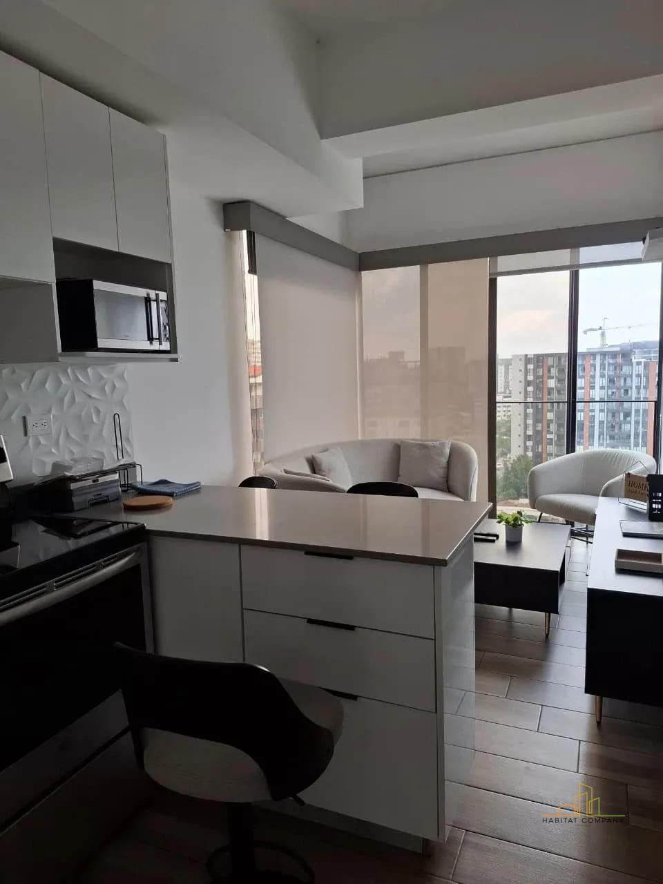 Cocina y desayunador- apto zona 13 — Apartamento Amueblado Renta Zona 13 Vista al Aeropuerto -2 Dormitorios — Apartamento en Alquiler en Zona 10, Guatemala, Ciudad — foto 3 de 9