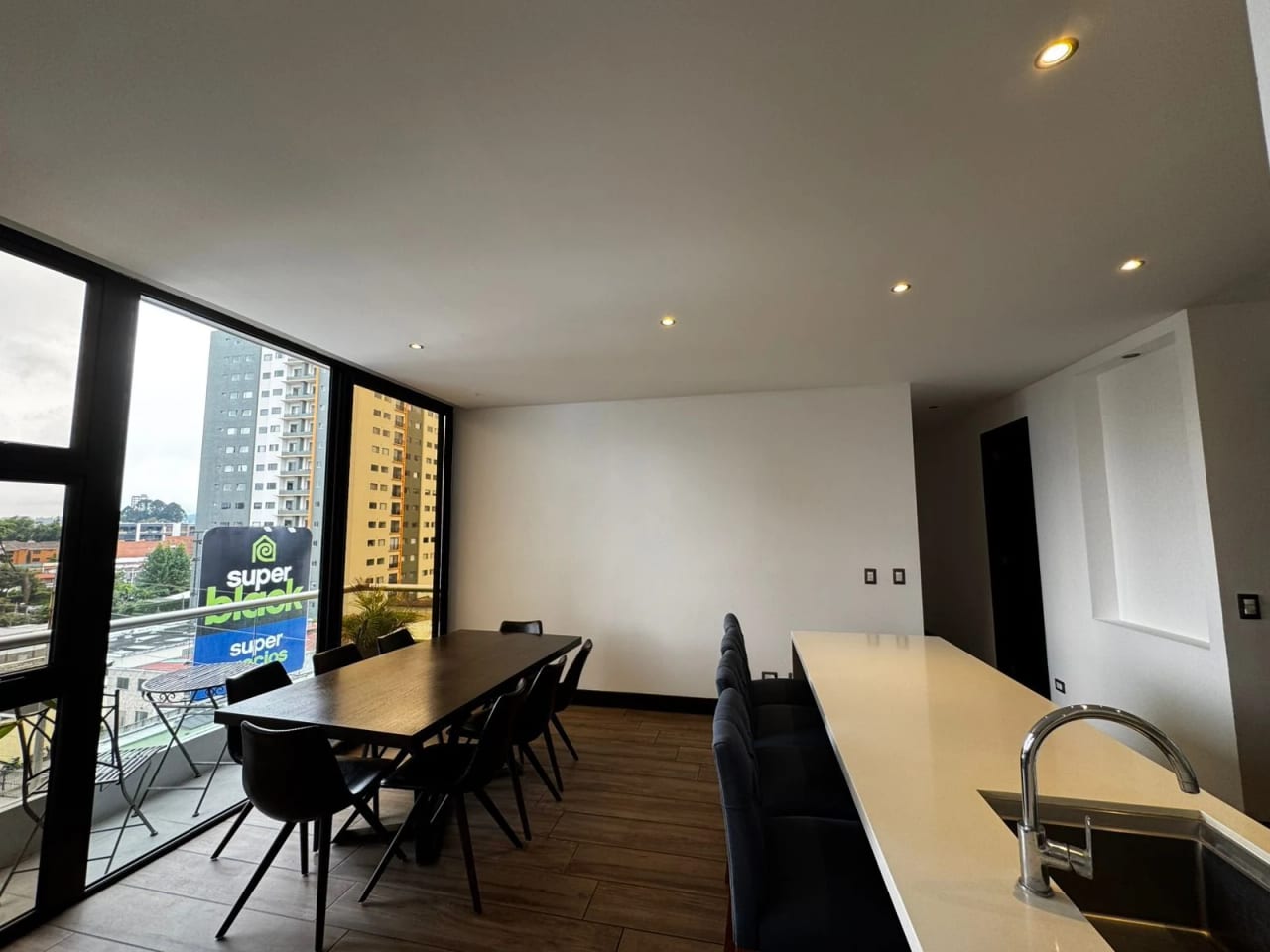 RENTO APARTAMENTO EN EDIFICIO VIVALT ZONA 10 - Image 3