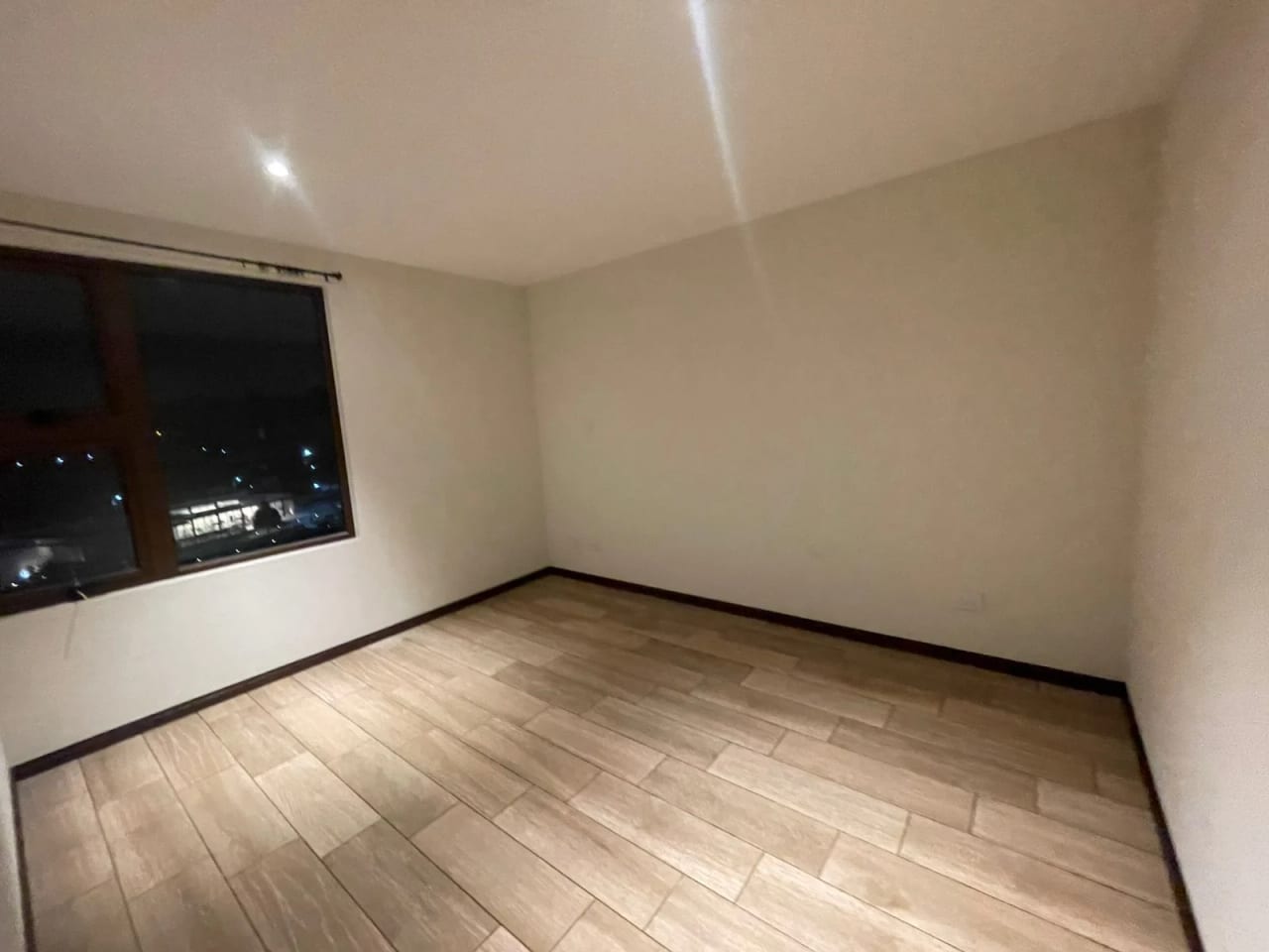 RENTO APARTAMENTO EN EDIFICIO SAN ISIDRO 2021 ZONA 16 - Image 1