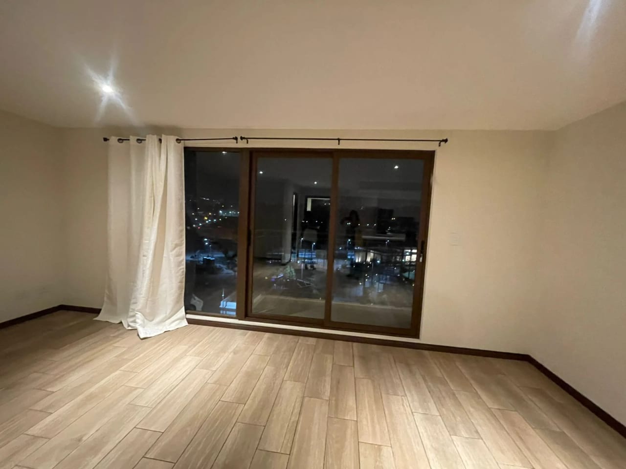 RENTO APARTAMENTO EN EDIFICIO SAN ISIDRO 2021 ZONA 16 - Image 2
