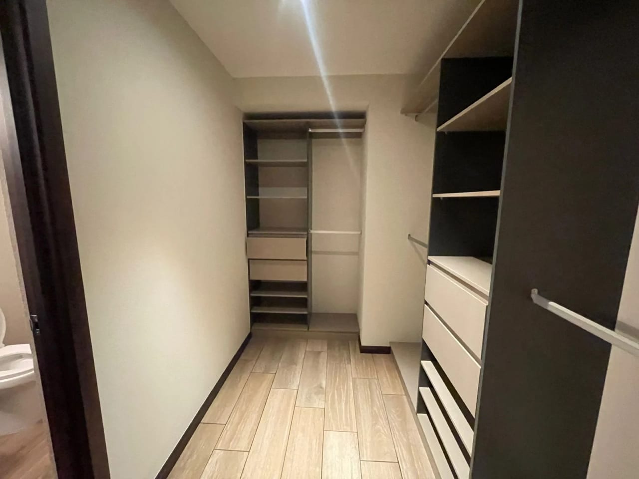 RENTO APARTAMENTO EN EDIFICIO SAN ISIDRO 2021 ZONA 16 - Image 4