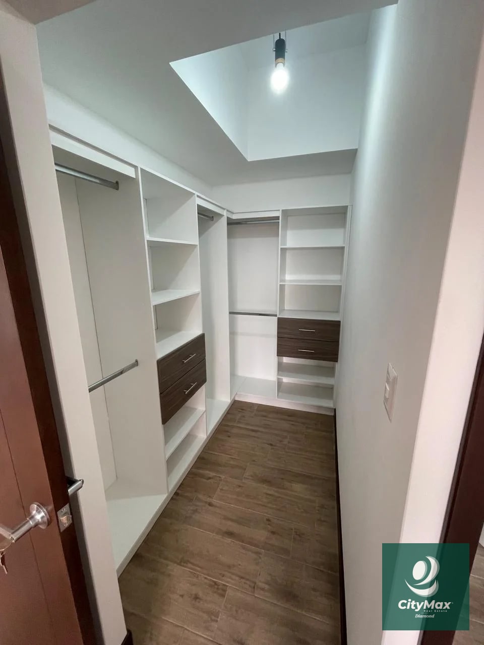 APARTAMENTO EN RENTA EN ZONA 10 - 8