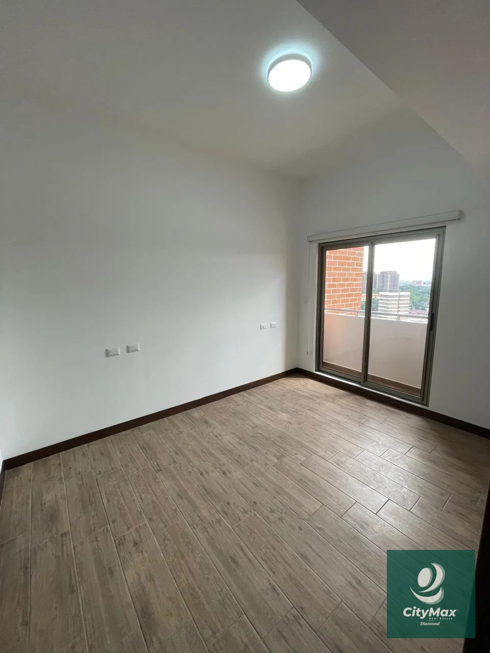 APARTAMENTO EN RENTA EN ZONA 10 - 6