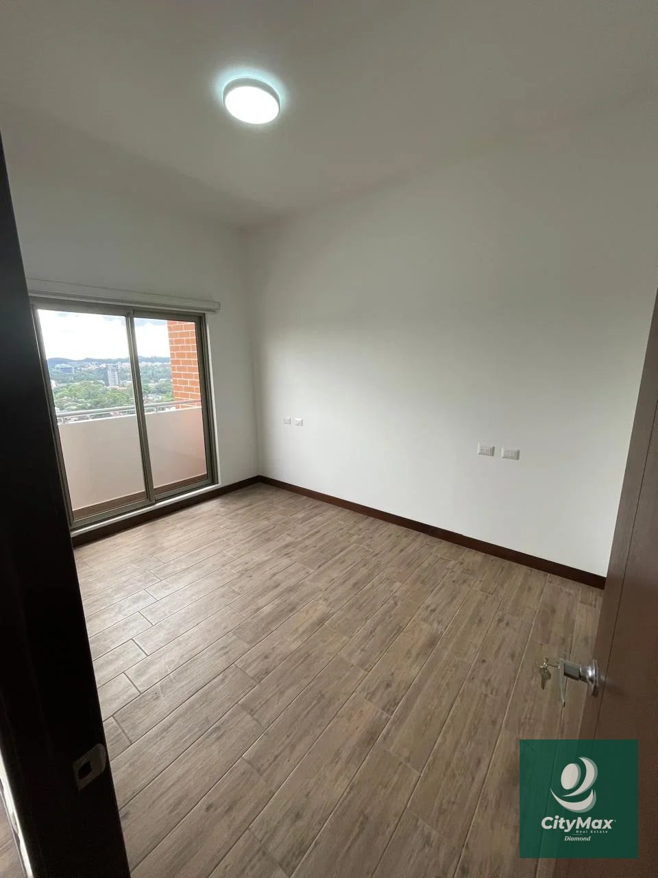APARTAMENTO EN RENTA EN ZONA 10 - 10