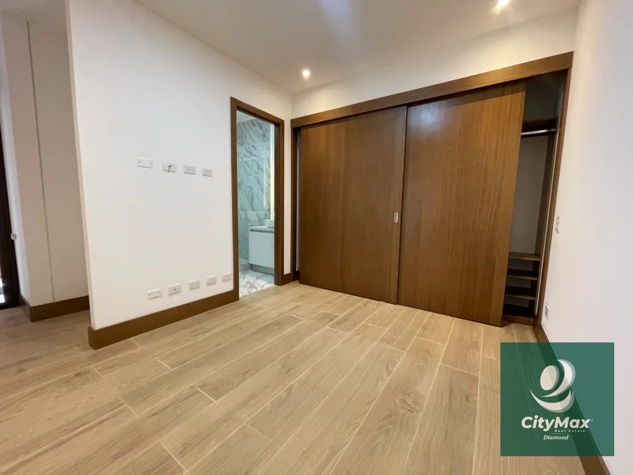 Apartamento en Renta en Vista Hermosa 1 Zona 15 Guatemala Apartamento ubicado en 2do nivel cuenta con 120m² incluye balcón y 2 parqueos • Vestíbulo • Cocina abierta • Sala-comedor con balcón • Lavandería con equipo • Dormitorio secundario o estudio con baño completo • Dormitorio principal con closet y baño completo • 2 parqueos PAA-019-11-17-8 USD1,000 Precio de Renta incluye mantenimiento e IVA — Apartamento en Alquiler en Zona 15, Guatemala, Ciudad — foto 2 de 15