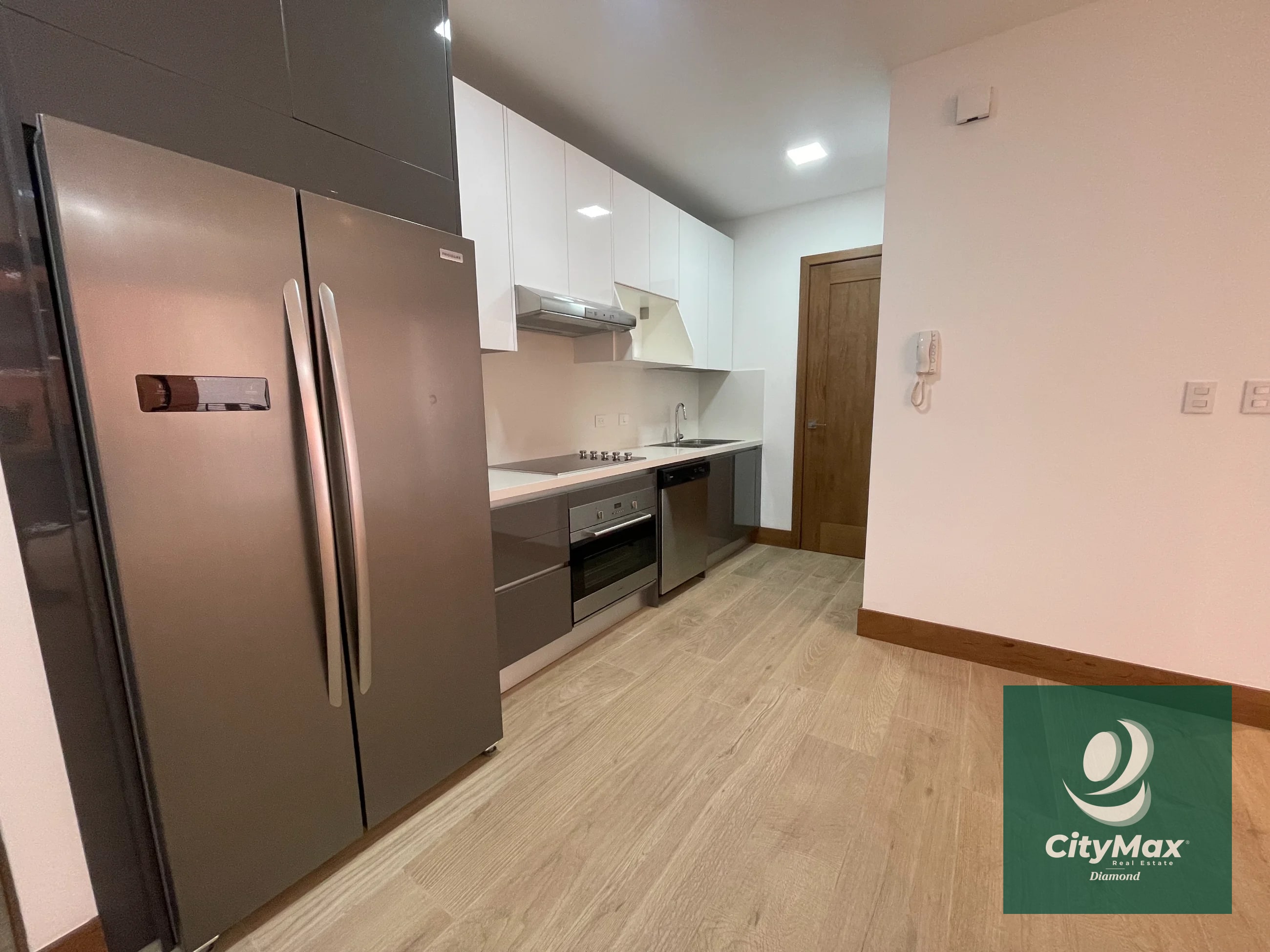 Apartamento en Renta en Vista Hermosa 1 Zona 15 Guatemala Apartamento ubicado en 2do nivel cuenta con 120m² incluye balcón y 2 parqueos • Vestíbulo • Cocina abierta • Sala-comedor con balcón • Lavandería con equipo • Dormitorio secundario o estudio con baño completo • Dormitorio principal con closet y baño completo • 2 parqueos PAA-019-11-17-8 USD1,000 Precio de Renta incluye mantenimiento e IVA - 8