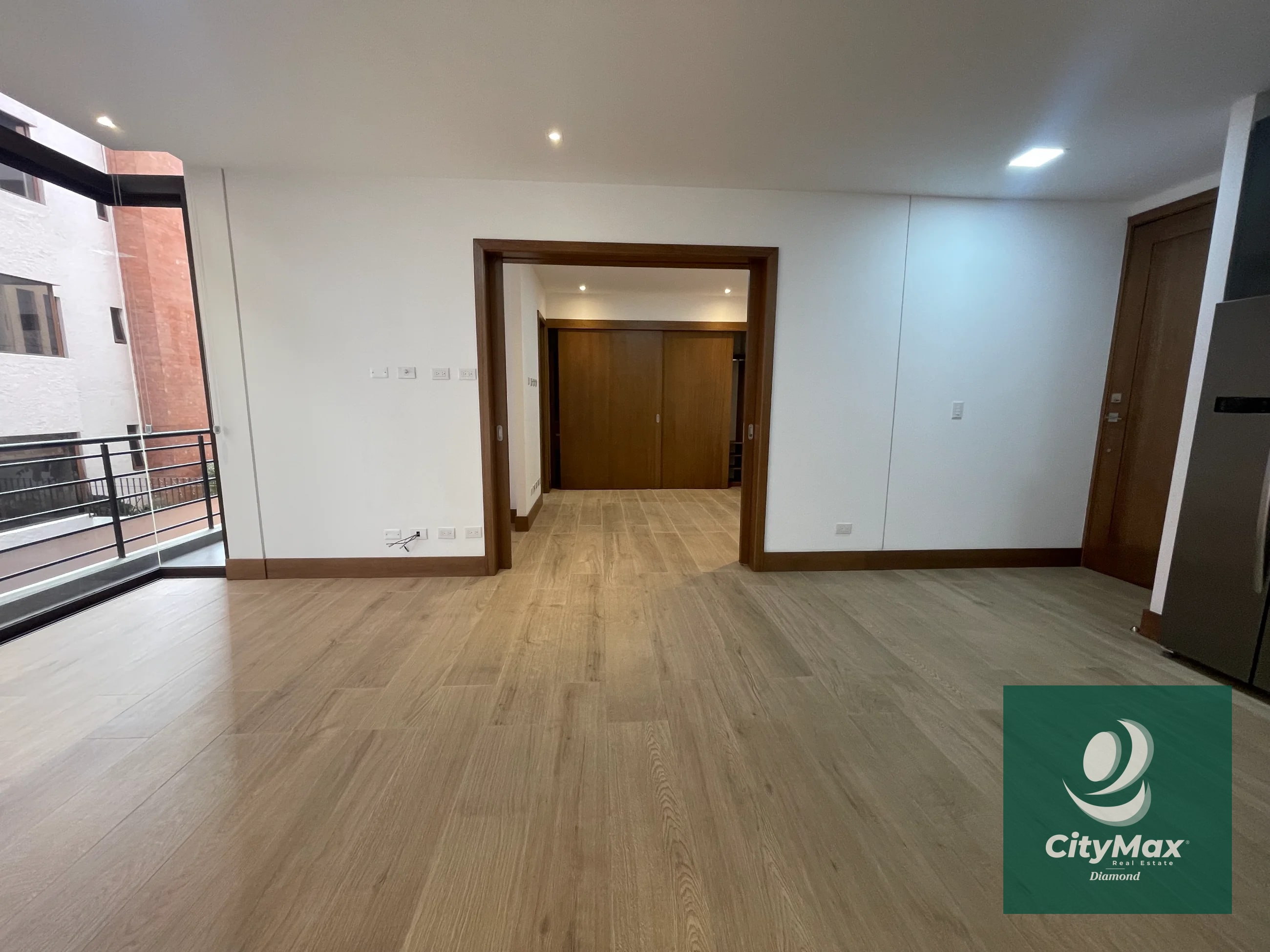 Apartamento en Renta en Vista Hermosa 1 Zona 15 Guatemala Apartamento ubicado en 2do nivel cuenta con 120m² incluye balcón y 2 parqueos • Vestíbulo • Cocina abierta • Sala-comedor con balcón • Lavandería con equipo • Dormitorio secundario o estudio con baño completo • Dormitorio principal con closet y baño completo • 2 parqueos PAA-019-11-17-8 USD1,000 Precio de Renta incluye mantenimiento e IVA - 14