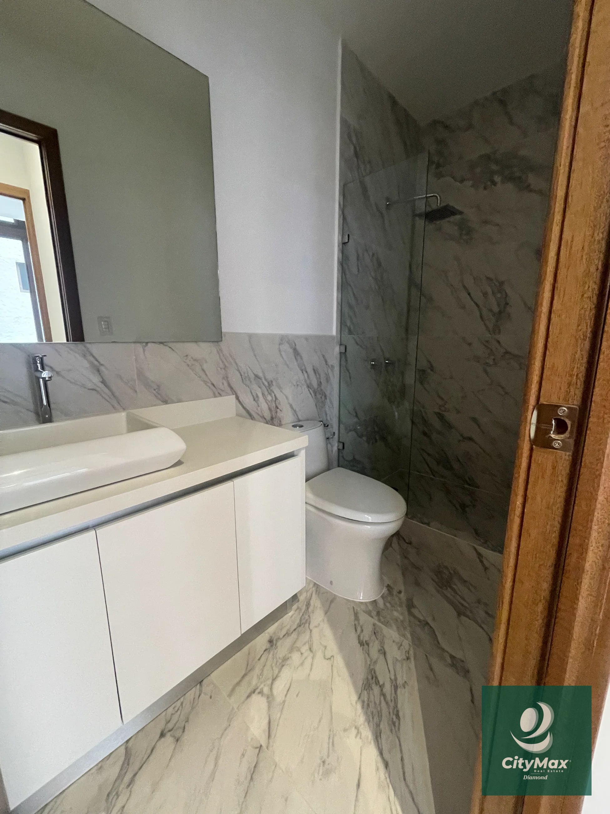 Apartamento en Renta en Vista Hermosa 1 Zona 15 Guatemala Apartamento ubicado en 2do nivel cuenta con 120m² incluye balcón y 2 parqueos • Vestíbulo • Cocina abierta • Sala-comedor con balcón • Lavandería con equipo • Dormitorio secundario o estudio con baño completo • Dormitorio principal con closet y baño completo • 2 parqueos PAA-019-11-17-8 USD1,000 Precio de Renta incluye mantenimiento e IVA - 13