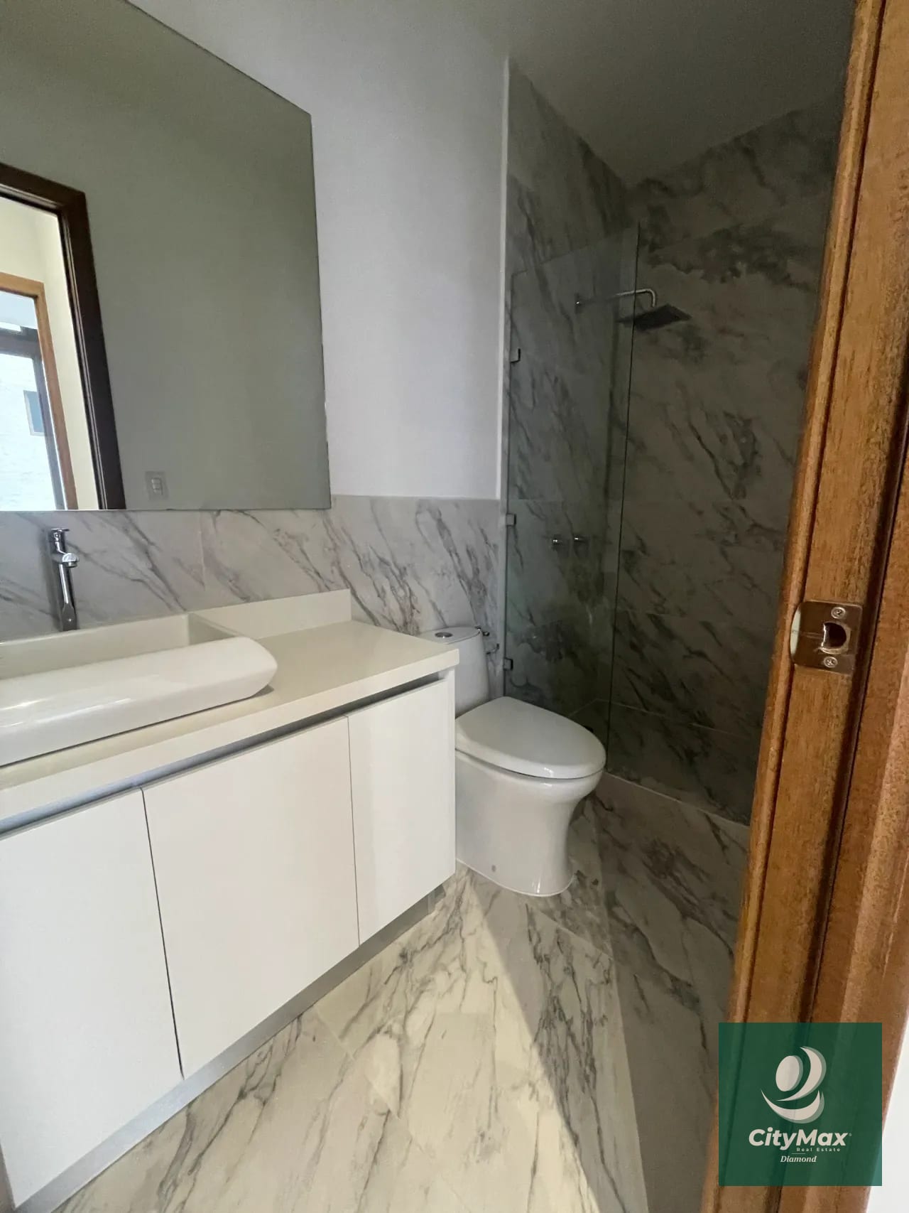 Apartamento en Renta en Vista Hermosa 1 Zona 15 Guatemala Apartamento ubicado en 2do nivel cuenta con 120m² incluye balcón y 2 parqueos • Vestíbulo • Cocina abierta • Sala-comedor con balcón • Lavandería con equipo • Dormitorio secundario o estudio con baño completo • Dormitorio principal con closet y baño completo • 2 parqueos PAA-019-11-17-8 USD1,000 Precio de Renta incluye mantenimiento e IVA — Apartamento en Alquiler en Zona 15, Guatemala, Ciudad — foto 13 de 15